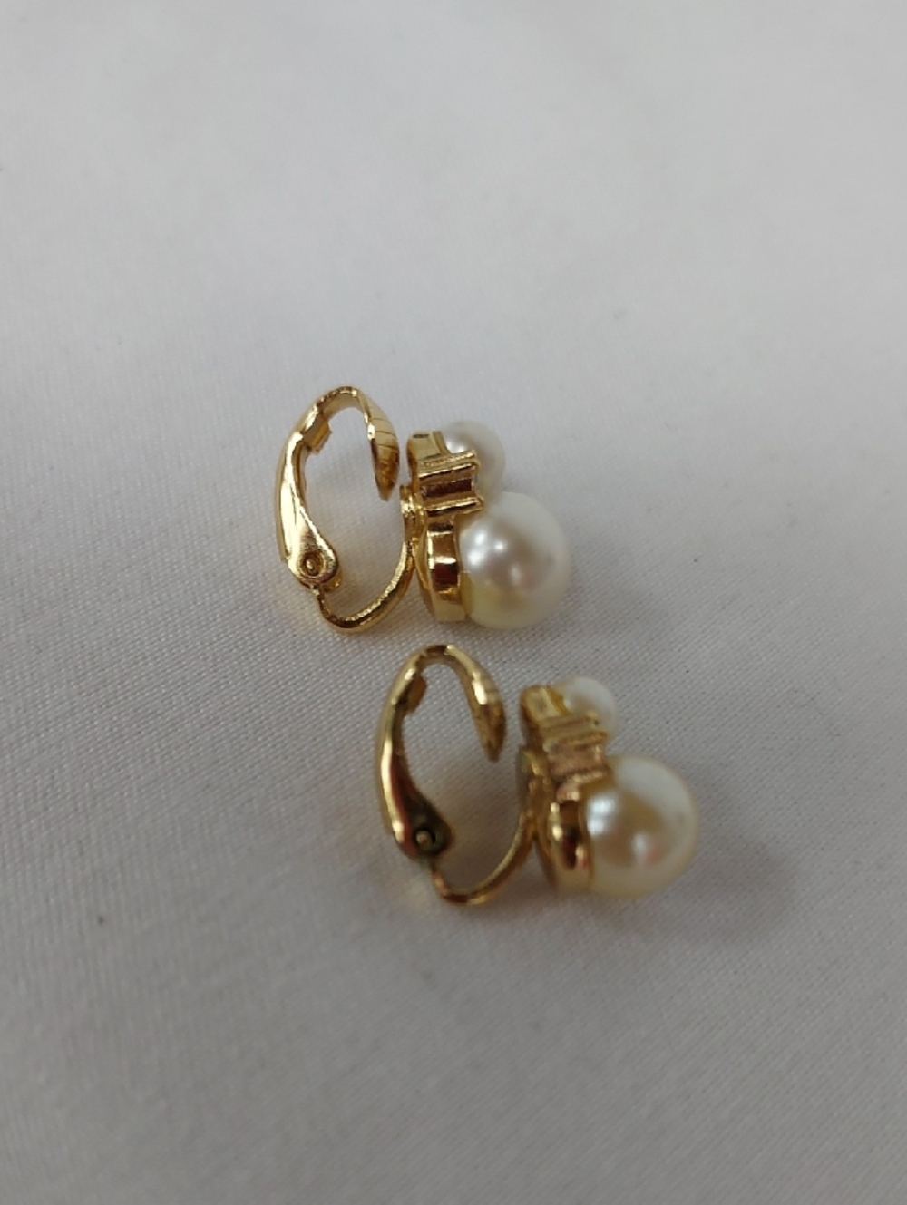 Vintage Christian Dior Pearl Cluster Crystals Gold-Tone Clip-On Earrings - Picture 5 of 8